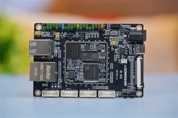 焦点娱乐:仅巴掌大小!龙芯2K0300蜂鸟开发板图赏