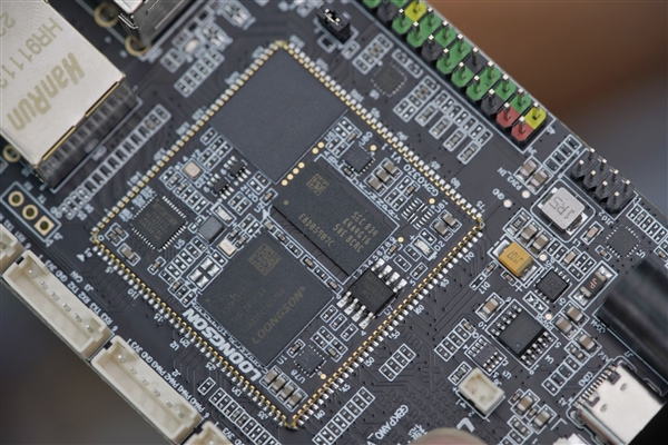 焦点娱乐:仅巴掌大小!龙芯2K0300蜂鸟开发板图赏