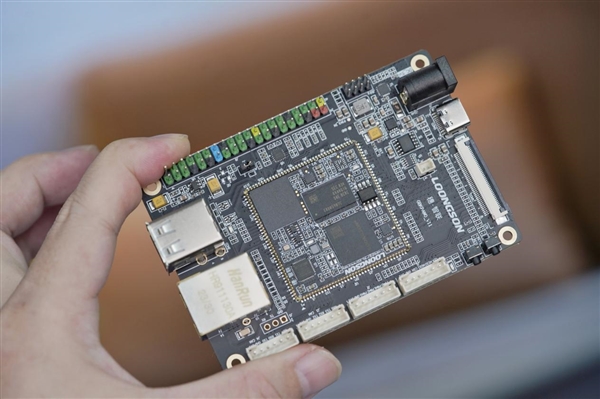 焦点娱乐:仅巴掌大小!龙芯2K0300蜂鸟开发板图赏