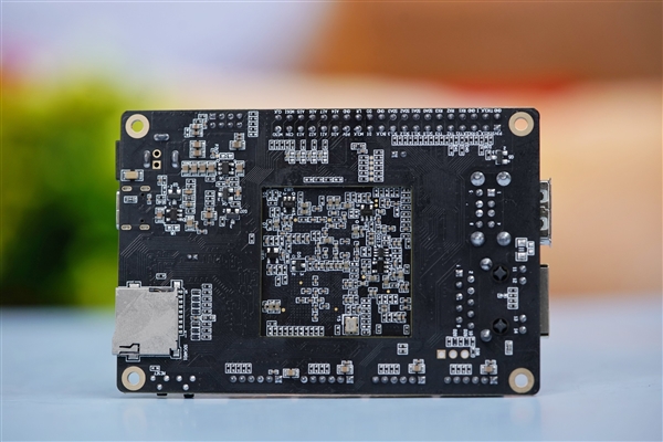 焦点娱乐:仅巴掌大小!龙芯2K0300蜂鸟开发板图赏