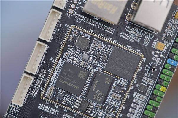 焦点娱乐:仅巴掌大小!龙芯2K0300蜂鸟开发板图赏