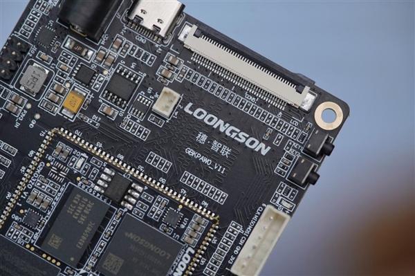焦点娱乐:仅巴掌大小!龙芯2K0300蜂鸟开发板图赏