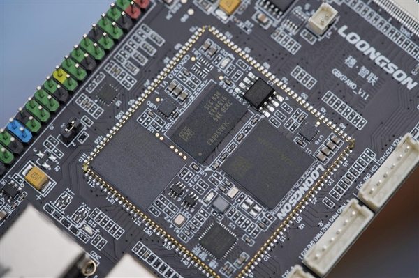 焦点娱乐:仅巴掌大小!龙芯2K0300蜂鸟开发板图赏