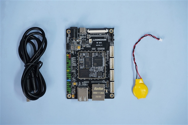 焦点娱乐:仅巴掌大小!龙芯2K0300蜂鸟开发板图赏