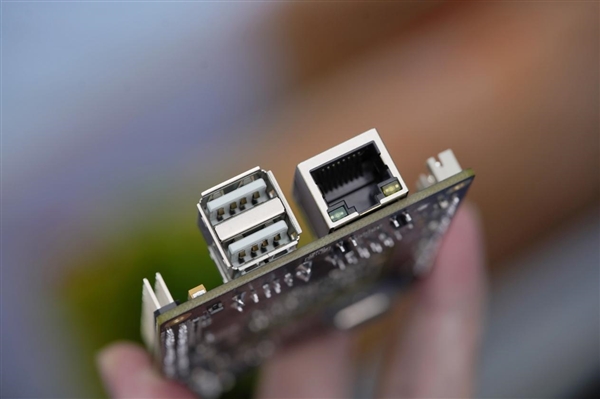 焦点娱乐:仅巴掌大小!龙芯2K0300蜂鸟开发板图赏