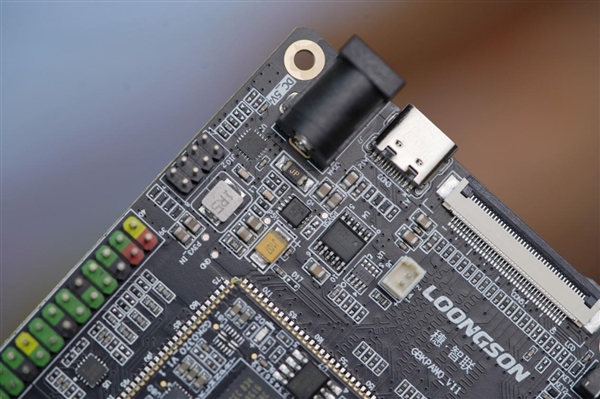 焦点娱乐:仅巴掌大小!龙芯2K0300蜂鸟开发板图赏