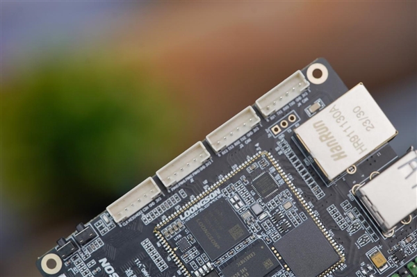 焦点娱乐:仅巴掌大小!龙芯2K0300蜂鸟开发板图赏