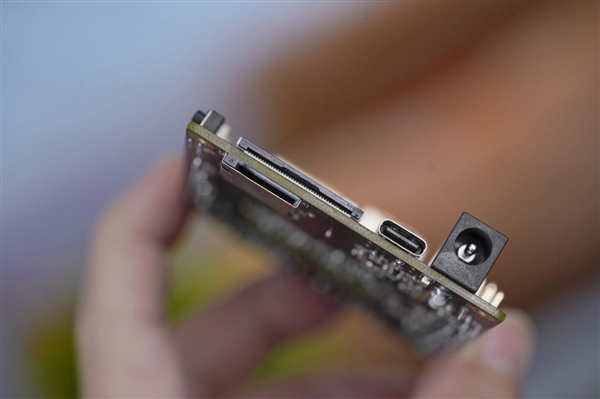 焦点娱乐:仅巴掌大小!龙芯2K0300蜂鸟开发板图赏