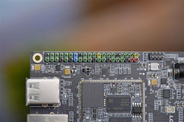 焦点娱乐:仅巴掌大小!龙芯2K0300蜂鸟开发板图赏