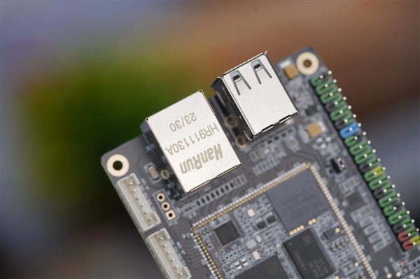 焦点娱乐:仅巴掌大小!龙芯2K0300蜂鸟开发板图赏