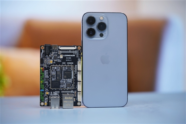 焦点娱乐:仅巴掌大小!龙芯2K0300蜂鸟开发板图赏